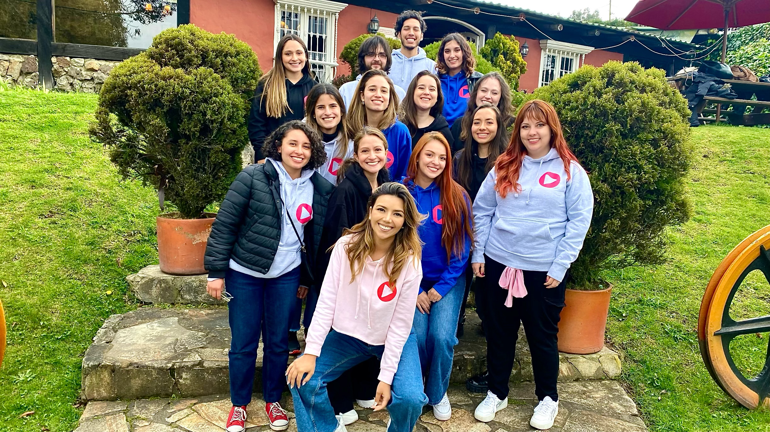 Con su equipo de colombianas.